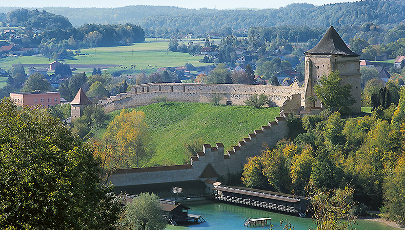 Bild: Au&szlig;enwerk mit Gesch&uuml;tzturm auf dem Eggenberg