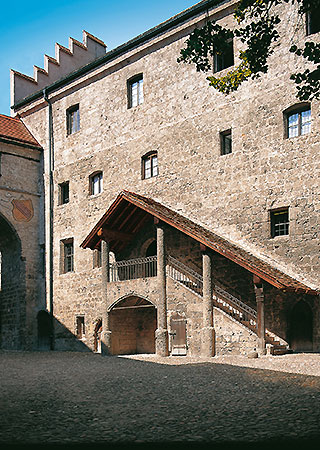 Bild: Innerer Burghof, Kemenatentrakt