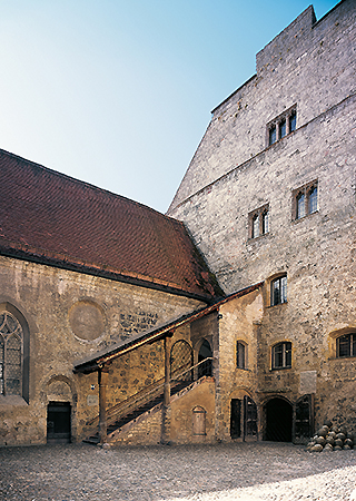 Bild: Innerer Burghof, Palas und Burgkapelle