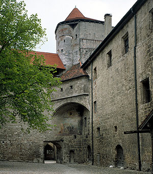 Bild: Innerer Burghof, Blick zum Bergfried