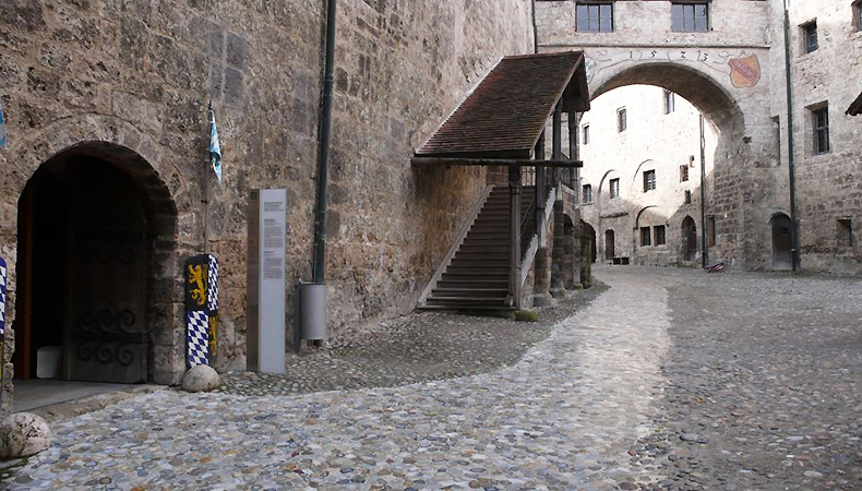 Picture: Barrier-free pathway in the area of the main castle